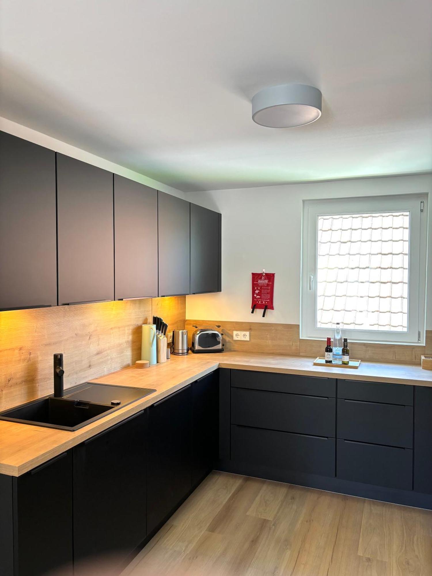Gesamte Wohnung, Kueche, Parkplatz, Terrasse Бад-Беллинген Экстерьер фото