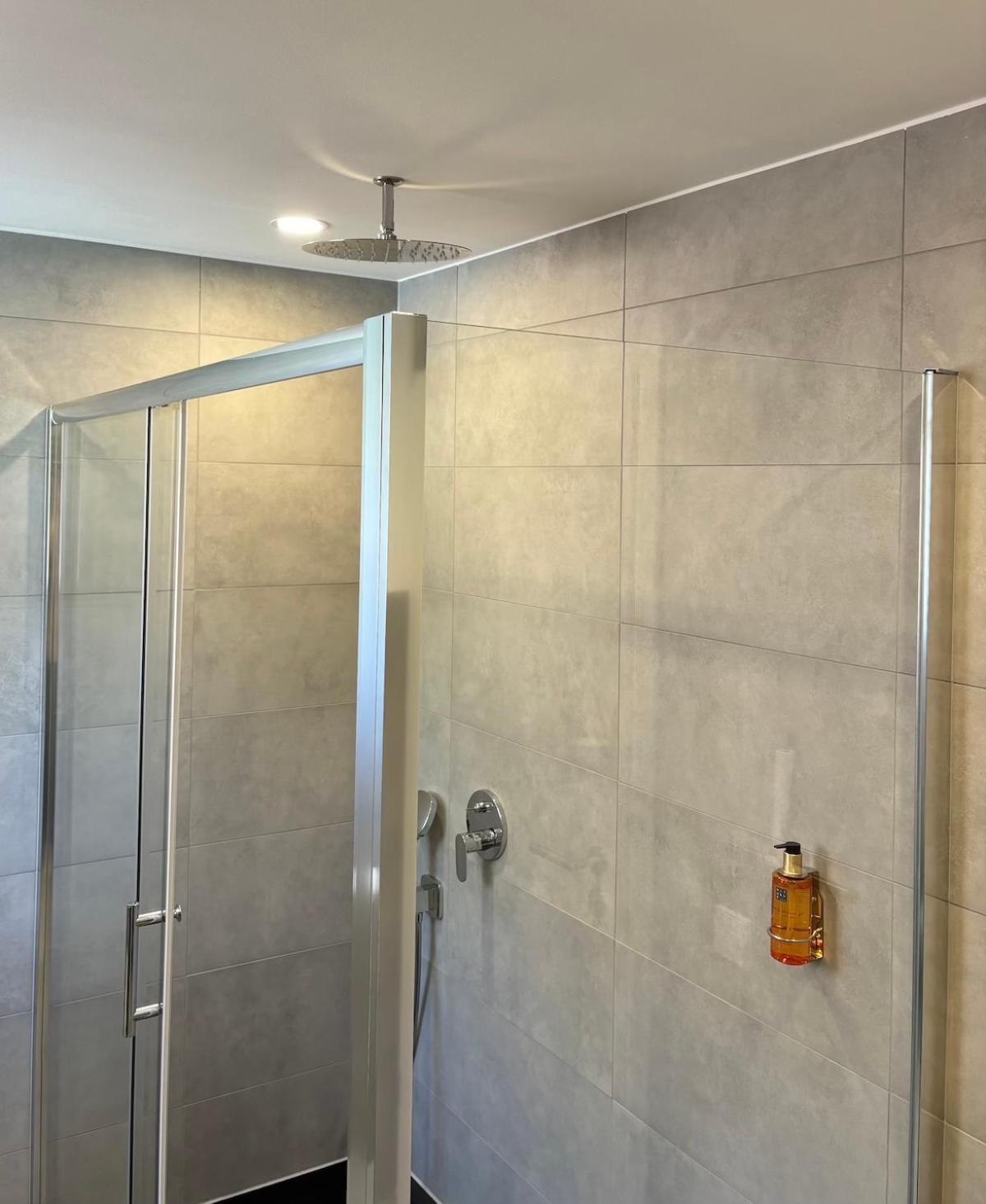 Gesamte Wohnung, Kueche, Parkplatz, Terrasse Бад-Беллинген Экстерьер фото